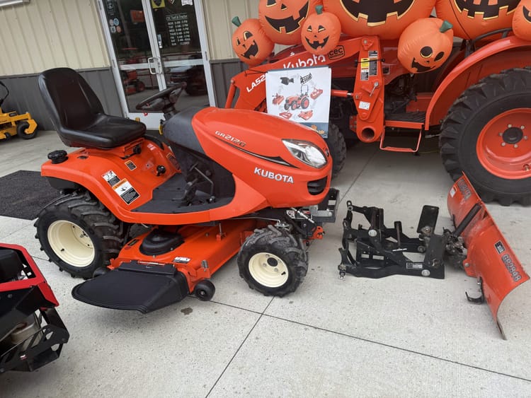 Kubota GR2120 with Hydraulic Snow Blade